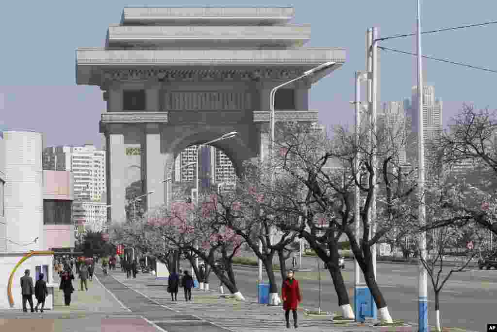 قدم زدن مردم در یک روز بهاری در نزدیکی طاق پیروزی در پیونگ یانگ، کره شمالی