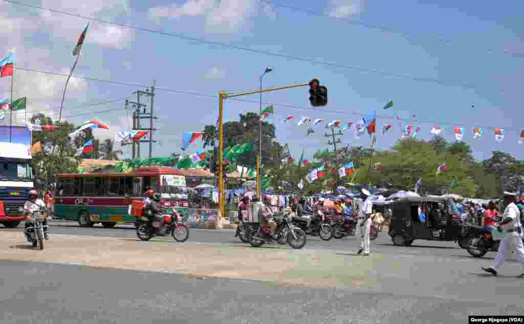 Bendera za UKAWA na CCM zapeperuka kwa pamoja njiani Dar es Salaam