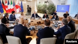조 바이든(가운데) 미국 대통령을 비롯한 주요 7개국(G7) 정상들이 13일 원탁 회의를 하고 있다. 