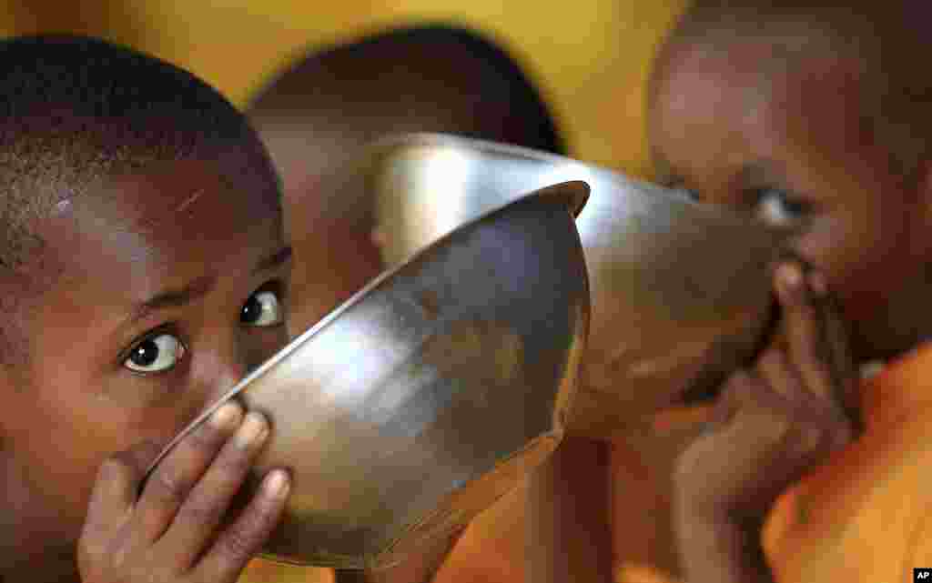 Somali refugee boys eat porridge during break time at the Liban integrated academy at the Ifo refugee camp in Dadaab, near the Kenya-Somalia border, August 2, 2011. (Reuters)