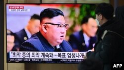 6일 한국 서울역 대합실에 설치된 TV에서 북한 노동당 8차 대회 관련 뉴스가 나오고 있다.
