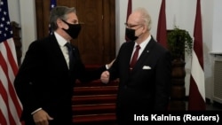 Menteri Luar Negeri AS Antony Blinken bertemu dengan Presiden Latvia Egils Levits di Riga, Latvia, 30 November 2021. (Foto: REUTERS/Ints Kalnins)