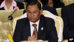 Menteri Luar Negeri Burma Wunna Maung Lwin menandatangani perjanjian nuklir baru dengan IAEA, Selasa 17/9 (foto; dok).