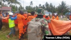 Personel Basarnas mendirikan posko tanggap darurat dalam simulasi darurat bencana banjir bandang dan gempa bumi di Sigi, Sulawesi Tengah, pada 27 Oktober 2021. (Foto: VOA/Yoanes Litha)