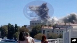 На цьому зображенні показано момент попадання ракети в штаб російського Чорного флоту в Севастополі, п’ятниця, 22 вересня 2023 року. (Кримський Telegram-канал через AP)