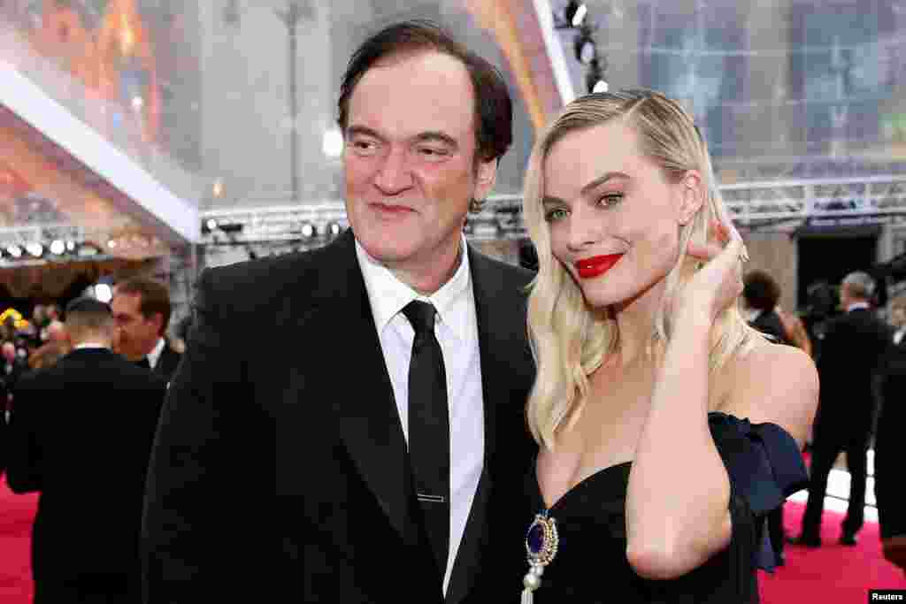 Margot Robbie and Quentin Tarantino pose on the red carpet during the Oscars arrivals at the 92nd Academy Awards in Hollywood, Feb. 9, 2020. 