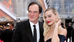 Margot Robbie and Quentin Tarantino pose on the red carpet during the Oscars arrivals at the 92nd Academy Awards in Hollywood, Feb. 9, 2020.