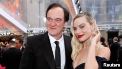 Margot Robbie and Quentin Tarantino pose on the red carpet during the Oscars arrivals at the 92nd Academy Awards in Hollywood, Feb. 9, 2020.