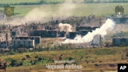 Vue aérienne de Chasiv Yar en ruine, le site de violents combats avec les troupes russes dans la région de Donetsk, en Ukraine, fin juillet 2024. (Crédit photo : « Black Swan » de la 225e brigade de l'armée ukrainienne via AP)