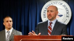 앤드류 렐링 미 매사추세츠주 연방검사가 28일 보스턴에서 기자회견을 열고 미국 내 중국 간첩 혐의와 관련해 브리핑 하고 있다. 