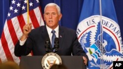 Wapres AS Mike Pence mengunjungi kantor Badan Penegak Hukum Imigrasi & Bea Cukai (ICE) di Washington DC, hari Jumat (6/7). 