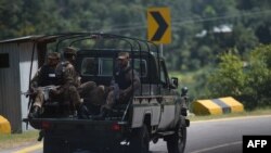 Pasukan Pakistan berpatroli di dekat Garis Kontrol --- perbatasan de facto antara Pakistan dan India - di sektor Chakothi, di Kashmir yang dikelola Pakistan pada 29 Agustus 2019. (Foto: AFP/Aamir Qureshi)