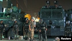 防暴警察在 法国驻也门萨纳使馆外站岗守卫