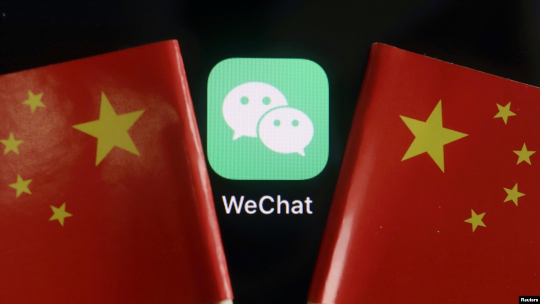 Logo WeChat di antara bendera China dalam foto ilustrasi, 7 Agustus 2020. (Foto: Florence Lo/Reuters)
