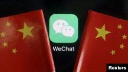 Logo WeChat di antara bendera China dalam foto ilustrasi, 7 Agustus 2020. (Foto: Florence Lo/Reuters)