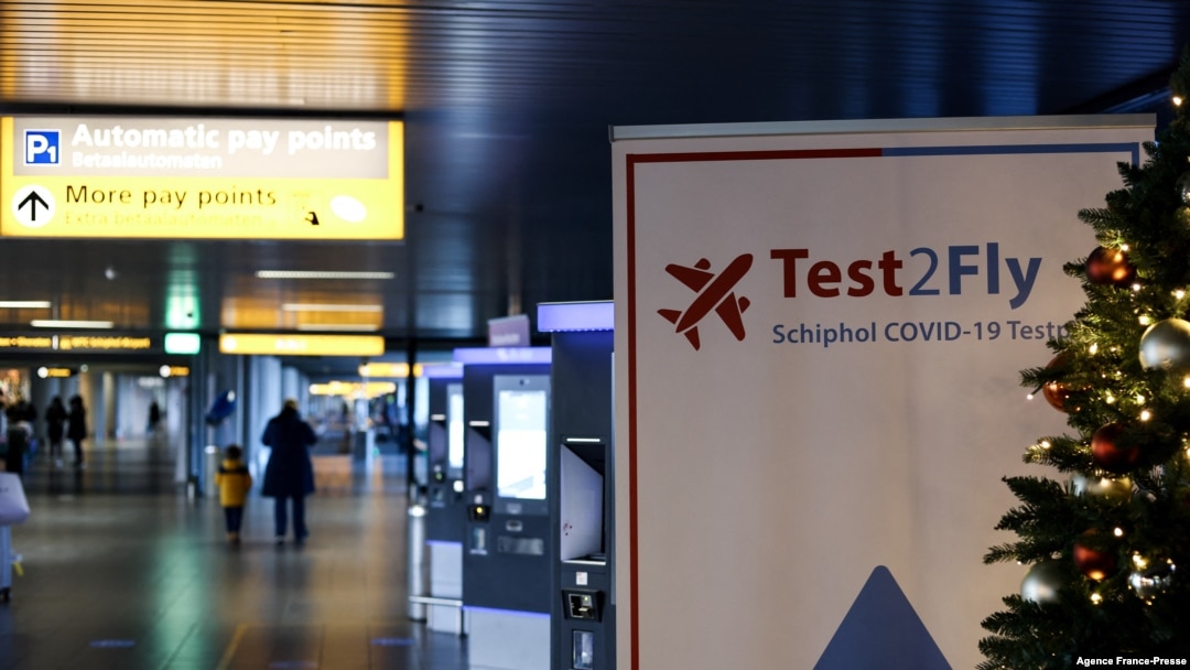 Un letrero señala el camino para un centro de pruebas Covid-19 en el aeropuerto de Schiphol, Holanda, el 29 de noviembre de 2021.