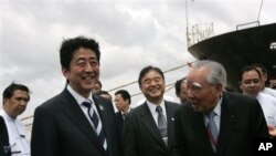 ဂျပန်ဝန်ကြီးချုပ် ရန်ကုန်သီလဝါဆိပ်ကမ်းကို လေ့လာစဉ်။ ( မေ ၂၅၊ ၂၀၁၃)