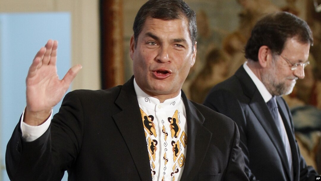 El presidente de Ecuador, Rafael Correa, llega al palacio de La Moncloa, en España, para conversar el presidente del gobierno español, Mariano Rajoy.