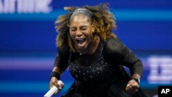 Serena Willliams reacciona durante el partido contra Danka Kovinic en la primera ronda del US Open, el 29 de agosto de 2022 en Nueva York, EEUU.