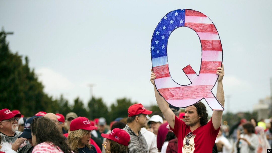 QAnon, divulga la creencia infundada de que el presidente Donald Trump está librando una campaña secreta contra enemigos en el "estado profundo". [Foto: Archivo].