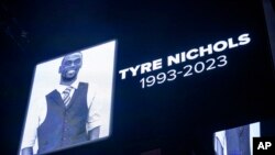 Layar pada arena olahraga Smoothie King Center di New Orleans, pada 28 Januari 2023, menampilkan foto Tyre Nichols sebagai bentuk penghormatan atas pemuda yang tewas dikeroyok oleh anggota polisi Memphis pada awal Januari 2023 tersebut. (Foto: AP/Matthew Hinton)