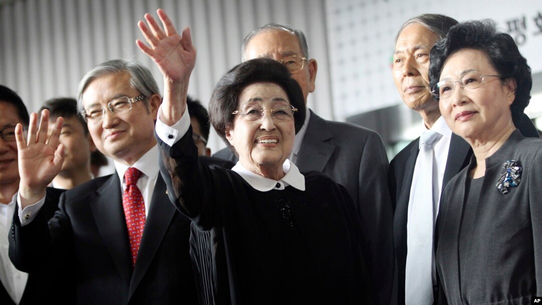 Lee Hee-ho, janda mantan Presiden Korsel Kim Dae-jung (tengah) saat meninggalkan bandara Seoul untuk menuju Pyongyang, Rabu (5/8).