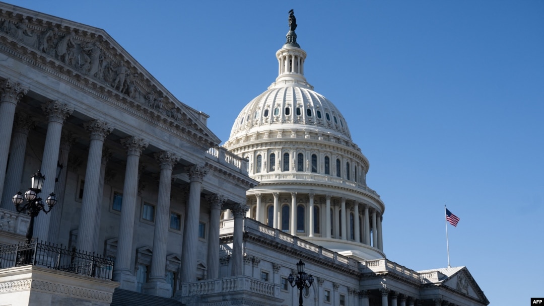 ARCHIVO - Una bandera estadounidense ondea cerca de la cúpula del Capitolio de Estados Unidos en Washington, DC, el 25 de febrero de 2025.