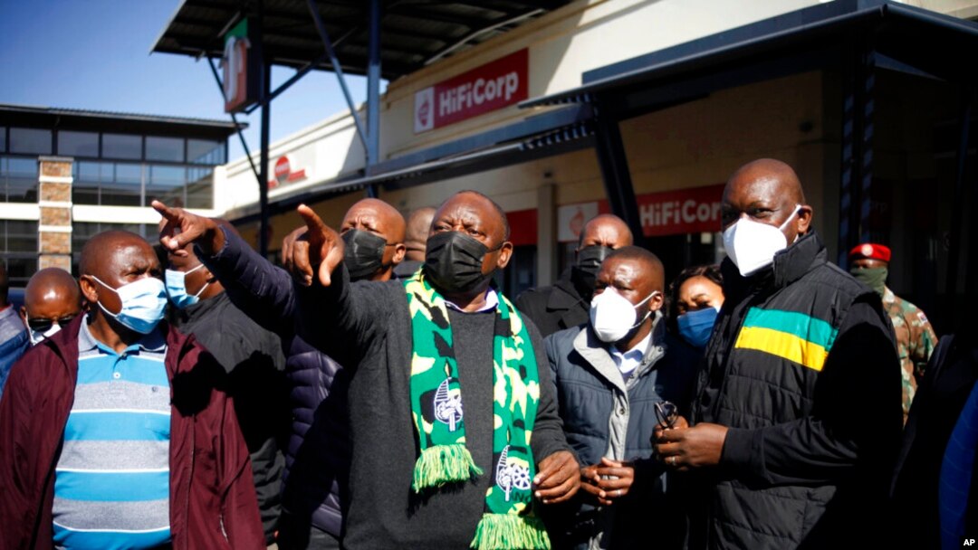 Prezida wa Afrika y'epfo, Cyril Ramaphosa ariko agendera igice ca Soweto casinzikajwe n'imigumuko