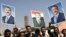 Partidarios del presidente yemení sostienen fotografías del mandatario, quien regresó al país.