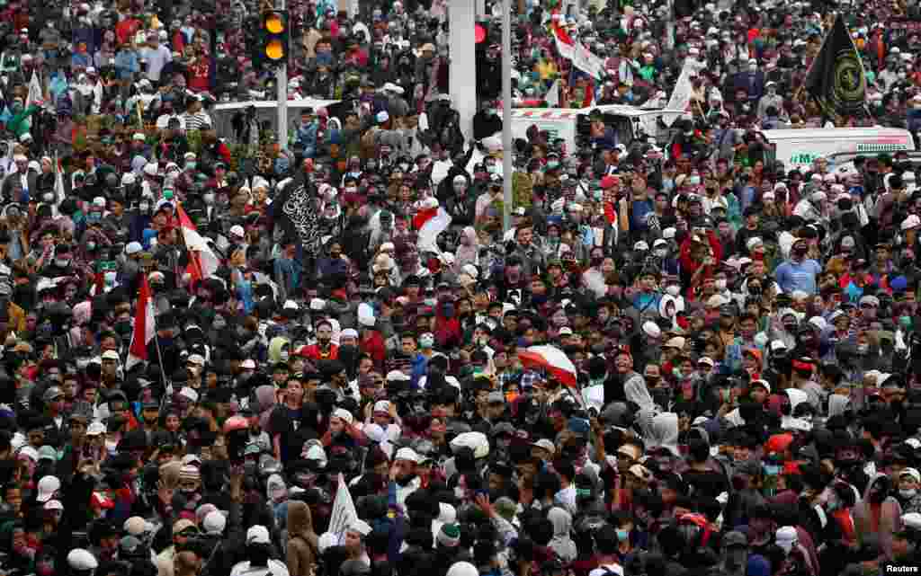 Sejumlah Ormas Islam melakukan aksi protes terhadap UU Omnibus Law Cipta Kerja di Jakarta, hari Selasa 13 Oktober 2020. REUTERS / Willy Kurniawan