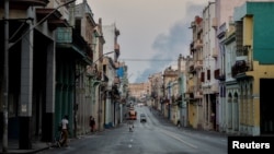 Rue quasi-déserte à La Havane, le 25 mars 2020, en raison du confinement obligatoire pour éviter la propagation du coronavirus. (Photo Yamil Lage/AFP)