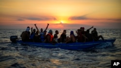 ARCHIVES - Des migrants tunisiens dans un bateau en bois à 16 miles à l'ouest de l'île italienne de Pantelleria dans la mer Méditerranée, le vendredi 5 août 2022.
