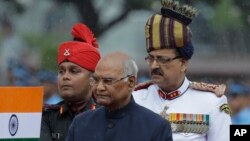 Le Premier ministre Narendra Modi reçoit les honneurs militaires à New Delhi, Inde, 25 juillet 2017.