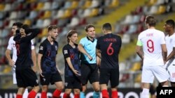 Luka Modric (3 dari kiri), Ivan Rakitic (2 dari Kiri) dan Dejan Lovren dalam laga Kroasia vs Inggris di Rijeka, 12 Oktober 2018.