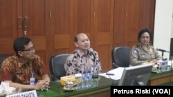 Bobby Soemiarsono, Kepala Dinas Pendapatan Daerah (Dipenda) Provinsi Jawa Timur (tengah) memberikan penjelasan mengenai pembebasan denda dan bunga pajak kendaraan bermotor bagi para pemilik kendaraan di Jawa Timur, 2 September 2016 (Foto: VOA/Petrus).