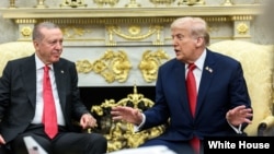 美国总统特朗普在白宫椭圆形办公室会晤土耳其总统埃尔多安。(2025年9月25日)