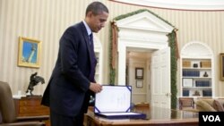 El presidente Barack Obama firmó la ley H.R. 3765 que define la continuación del recorte de impuestos a los trabajadores.
