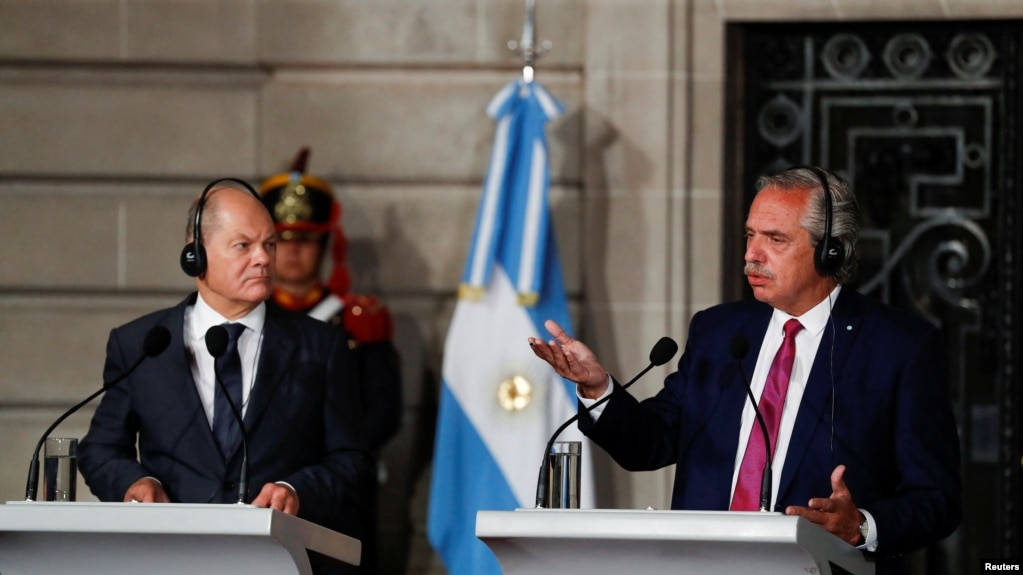 2023年1月28日,德国总理朔尔茨在布宜诺斯艾利斯同阿根廷总统费尔南德斯工同举行记者会.
