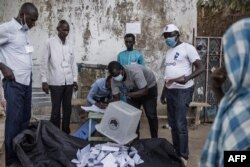 A ballot box is emptied at the end of the voting operations at a roadside voting station in N'djamena, Apr. 11, 2021.