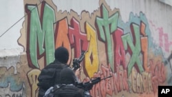 Polisi dalam operasi penggerebekan narkoba di permukiman kumuh di Rio de Janeiro, Brasil, 10 Oktober 2016. (Foto: AP/Ilustrasi)
