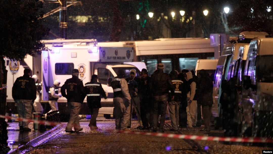 Forenzičari vrše istragu na mestu eksplozije u četvrti Sultanahmet u Istanbulu, 6. januara 2015. 