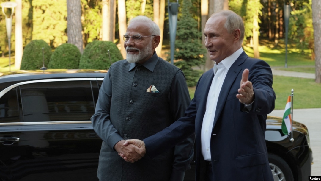 Presiden Rusia Vladimir Putin menyambut kedatangan PM India Narendra Modi di kediamannya di Novo-Ogaryovo, pinggiran Moskow, Rusia, Senin 8 Juli 2024.