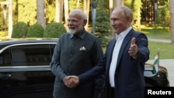 Presiden Rusia Vladimir Putin menyambut kedatangan PM India Narendra Modi di kediamannya di Novo-Ogaryovo, pinggiran Moskow, Rusia, Senin 8 Juli 2024.