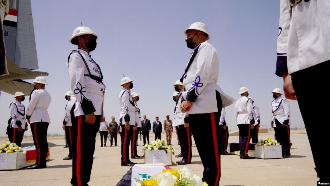 کاتی گەیشتنی تەرمی قوربانیانی تۆپبارانەکەی هاوینەهەوارێکی پارێزگای دهۆک بۆ فڕۆکەخانەی بەغدا، پێنجشەممە 21ی حەوتی 2022