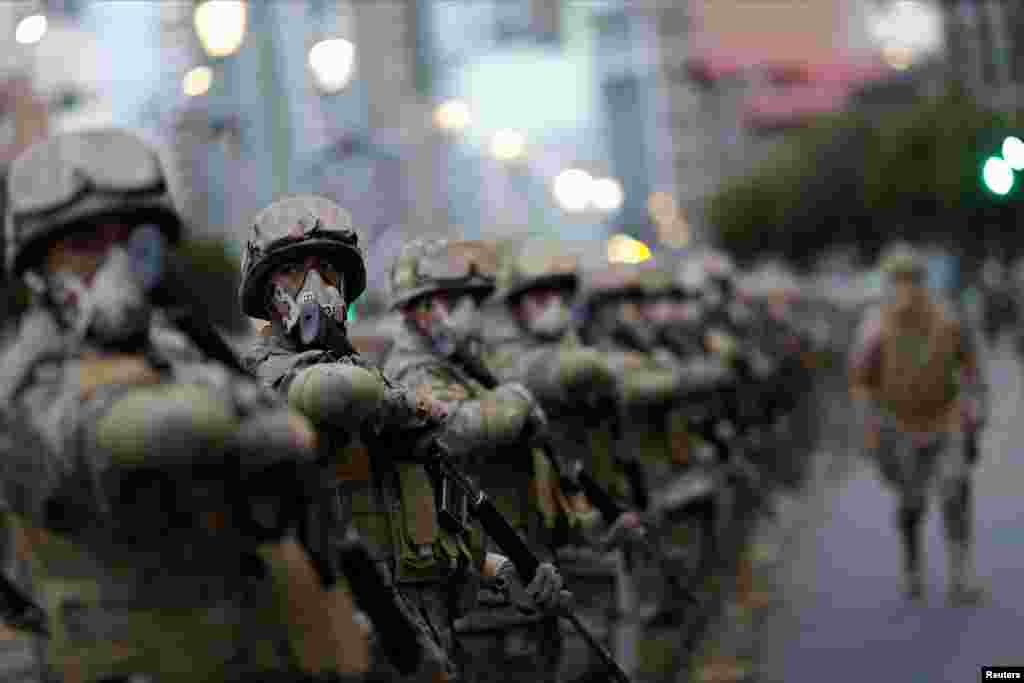 Las fuerzas de la polic&#237;a militar y el personal del Ej&#233;rcito fueron desplegadas antes de iniciar la jornada electoral en La Paz, Bolivia.