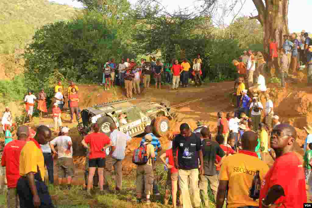 Spectators at Rhino Charge watch as members of Team Garmin, Car 64, winch their car out of the "Gauntlet," June 2, 2012. (VOA/Jill Craig)