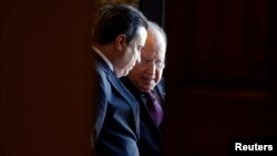 Tunisian Prime Minister Mehdi Jomaa (L) speaks with President of the Constituent Assembly Mustapha Ben Jaafar during a meeting in Tunis, Tunisia, May 1, 2014.