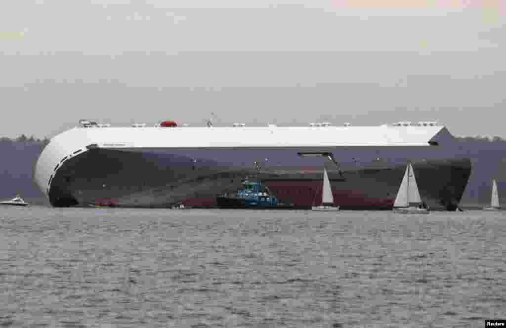 Tàu chở hàng Hoegh Osaka nằm nghiêng một bên sau khi bị mắc cạn ở cửa sông Solent gần thành phố Southampton, miền nam nước Anh.