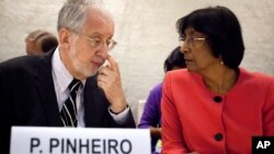 El diplomático brasileño Paulo Sergio Pinheiro conversa con la Alta Comisionada para los Derechos Humanos de la ONU, Navi Pillay, antes de entregar el reporte sobre Siria, en Ginebra, Suiza, el lunes 17 de septiembre de 2012.