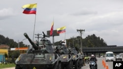 Soldados y tanques del ejército vigilan las casetas de peaje para evitar que los manifestantes los dañen, en las afueras de Bogotá, Colombia, el martes 4 de mayo de 2021.